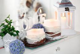 Glasteller mit Kerzen im Landhaus – Stil