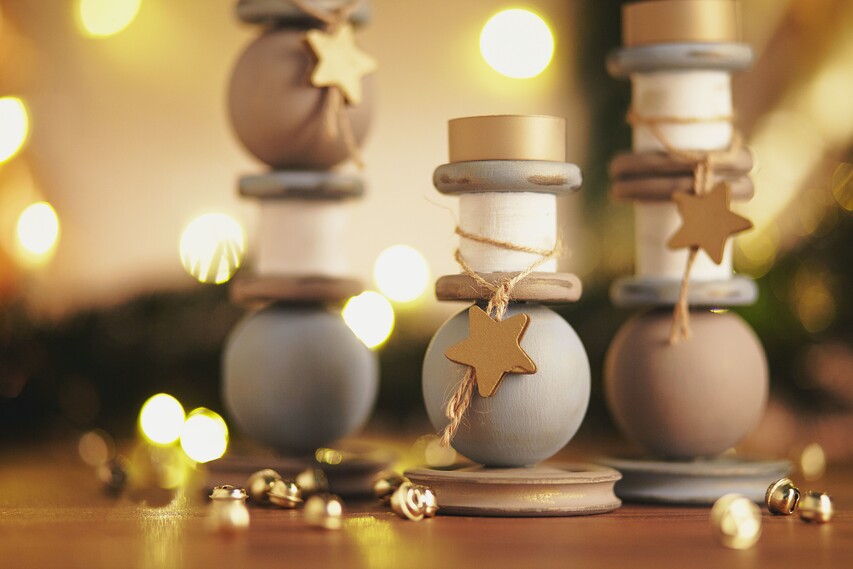 Weihnachtliche Kerzenständer aus Holzspulen und Kugeln - VBS Hobby