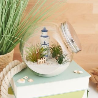 Phare miniature dans un bocal &agrave; vis