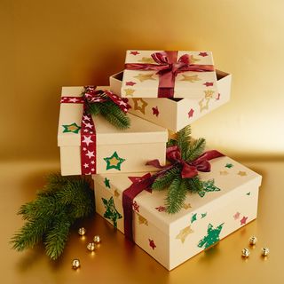 Geschenkschachteln mit gestempelten Motiven