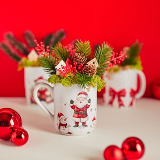 Mugs with Christmas arrangements