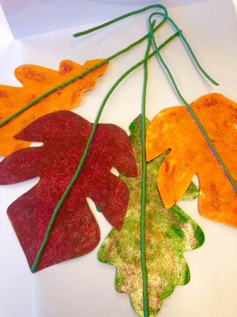Blätter aus Tonkarton Blätter für den Herbst basteln aus Pappe