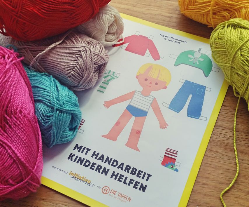 Kindern helfen mit Stricken, Häkeln und Nähen am Tag der Handarbeit 