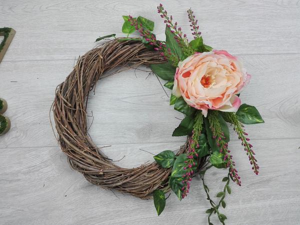 Couronne de porte printanière à faire soi-même - fixer les fleurs