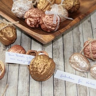 Silvester DIY: Glücksnüsse mit kleinen Überraschungen