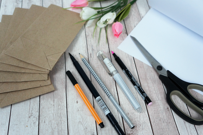 Handletteringvasen: Material Papiertüten mit handlettering - Frühlingsvasen selber machen