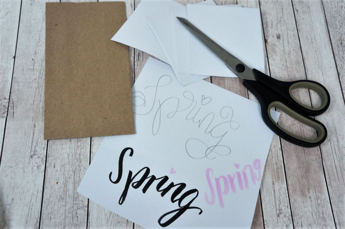 Handletteringvasen: zuschneiden Papiervasen Le Sac mit Handlettering Spring