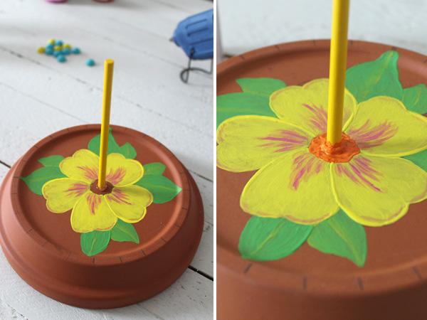 Finish the sundial with a bamboo stick in the center