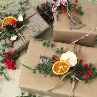 Natürliche Geschenkverpackung zu Weihnachten