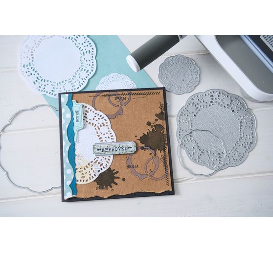 Sizzix Framelits Stanzschablone und Clear Stamps "Tag It by 49 & Market"