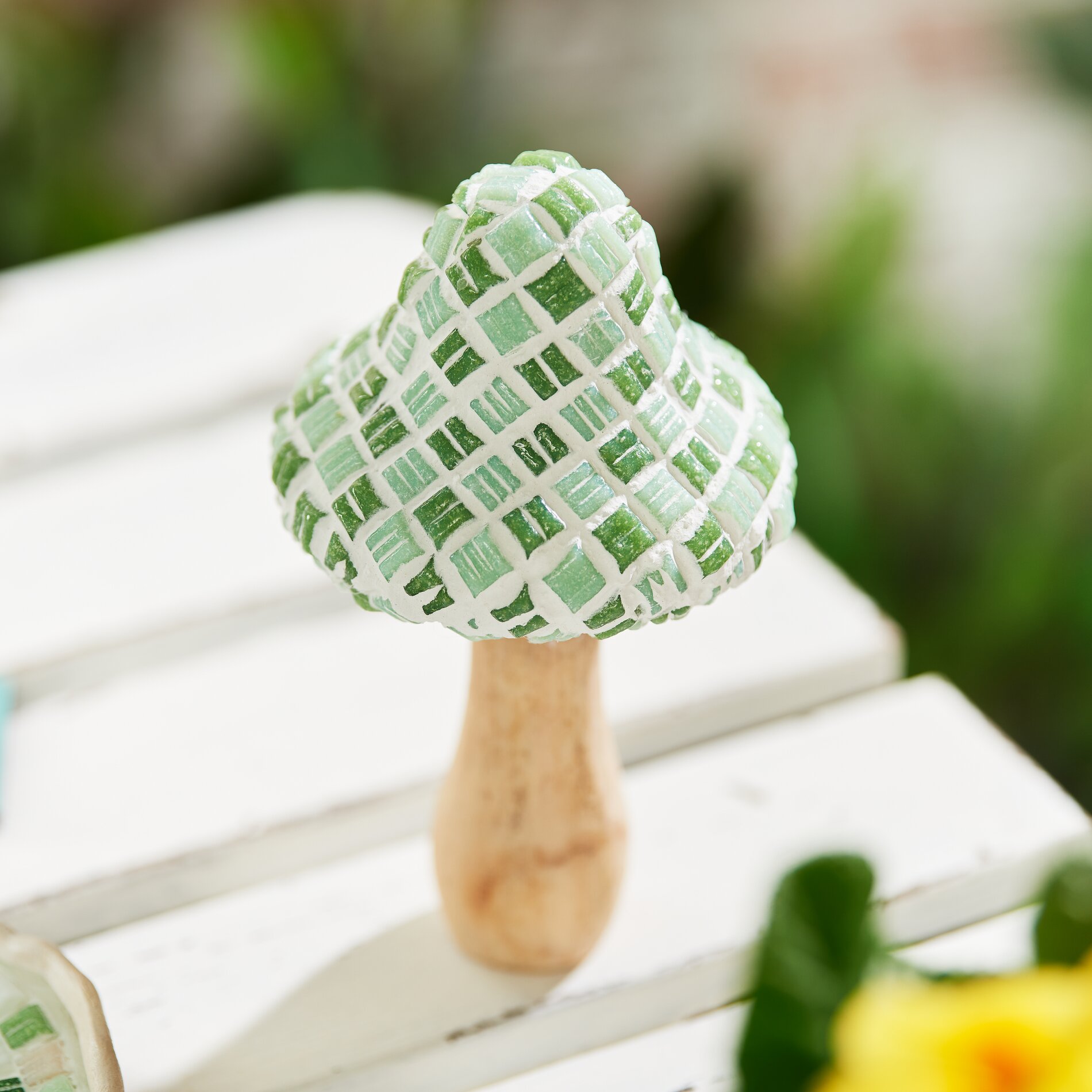 Vogeltränken-Szene mit Mosaik