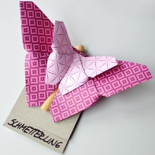 Papierschmetterling auf Wäscheklammer