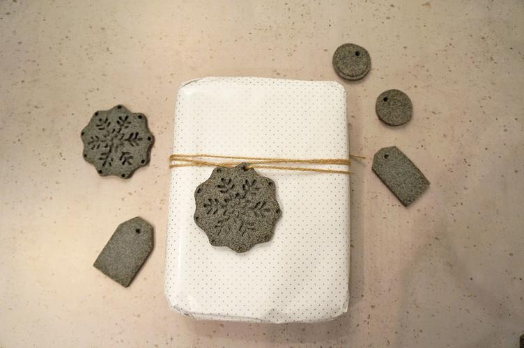 Geschenkeanhänger selber machen aus Stoneplast und verschenken