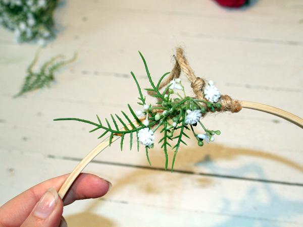 Schleierkraut am Blumenkranz mit Bändern befestigen