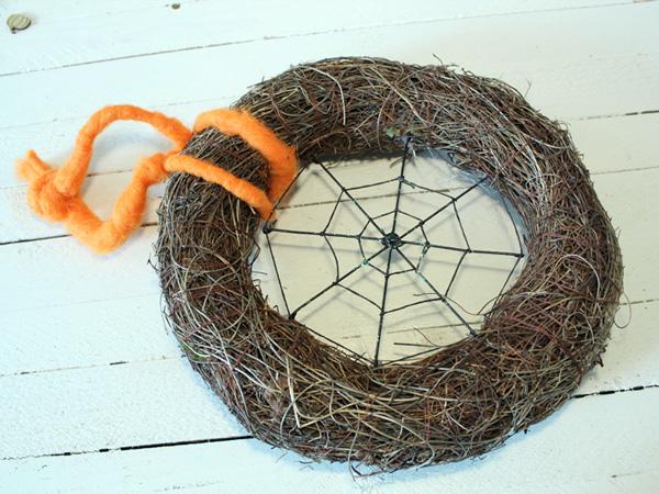Halloweenkranz mit Spinnennetz - Dekoidee zu Halloween